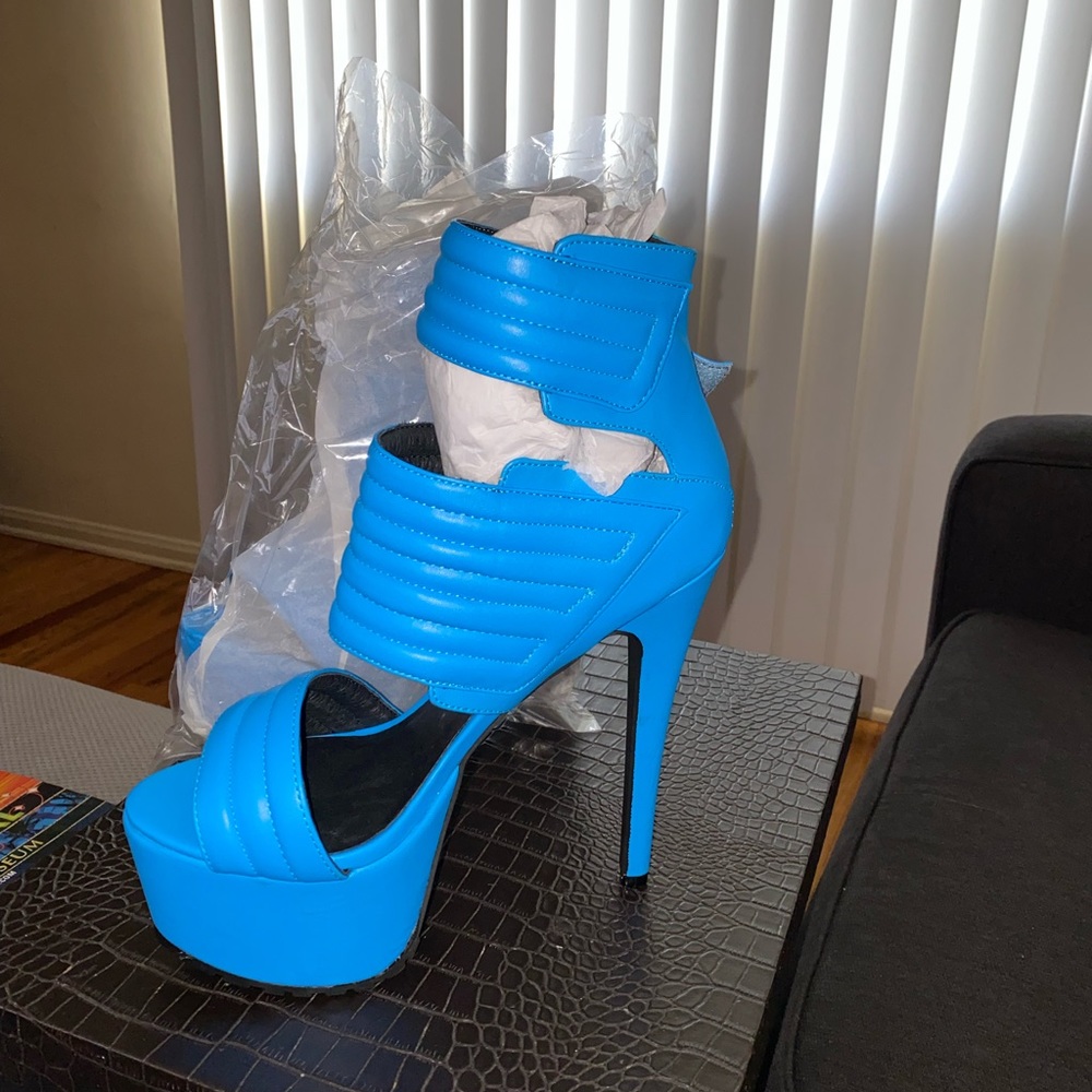 Heels - Picture 2 of 4